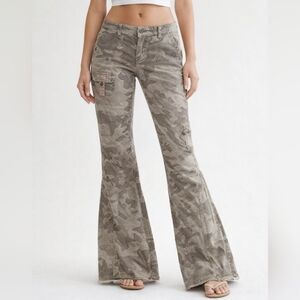 Billabong Low Rise Camo Cargo Pants-Flare Leg Size 3(S)